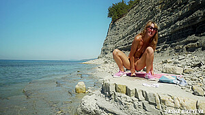 Sasha Bikeyeva – Awesome Kinky Nudist Girl In Sunglasses Sucks & Rides A Huge Dildo In Beach